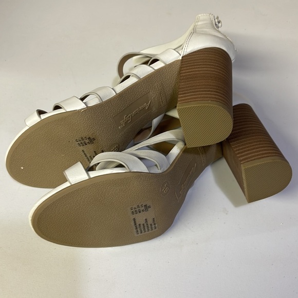 BNWT American Eagle 6 1/2 Shoes off white - Picture 2 of 2